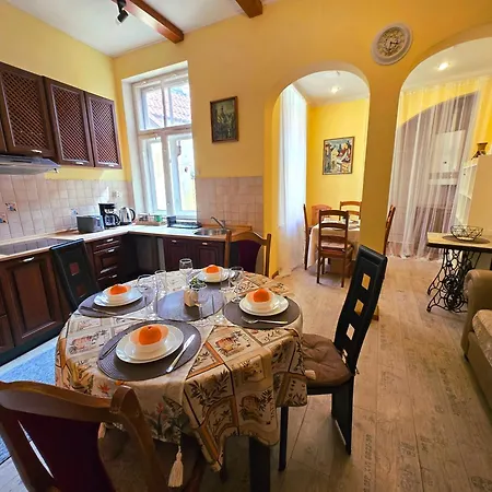 Lägenhet Old Town Casa Donna Cozy Five Bedroom With Stunning Old Town Views-steps From Dome Square And Presidential Castle-friends & Family Riga