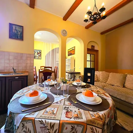 Lägenhet Old Town Casa Donna Cozy Five Bedroom With Stunning Old Town Views-steps From Dome Square And Presidential Castle-friends & Family