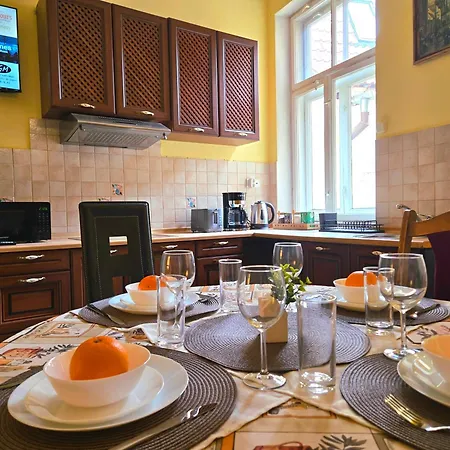 Old Town Casa Donna Cozy Five Bedroom With Stunning Old Town Views-steps From Dome Square And Presidential Castle-friends & Family