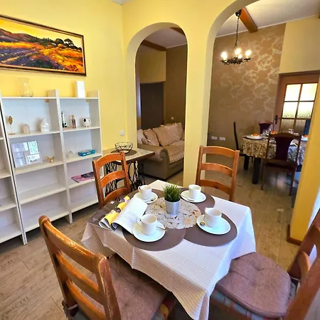 Old Town Casa Donna Cozy Five Bedroom With Stunning Old Town Views-steps From Dome Square And Presidential Castle-friends & Family * Riga