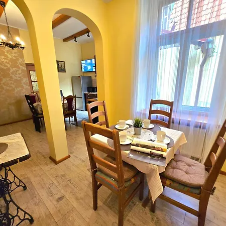 Old Town Casa Donna Cozy Five Bedroom With Stunning Old Town Views-steps From Dome Square And Presidential Castle-friends & Family Lägenhet *